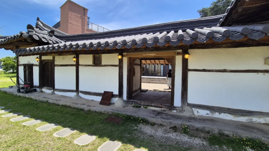 Traditional hanok gate entrance to La Montagna cafe in Gangneung, Gangwon